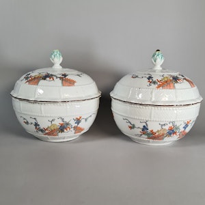 Pair of Meissen circular tureens and covers, circa 1740