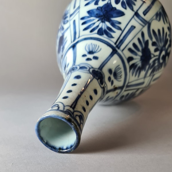 Chinese kraak blue and white bottle vase, Wanli (1573-1619) - image 4