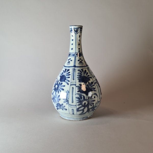 Chinese kraak blue and white bottle vase, Wanli (1573-1619) - image 5