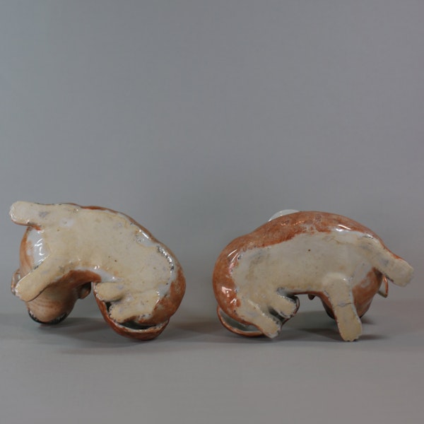 Pair of Chinese famille rose recumbent pug dog candle holders, Jiaqing (1796-1820) - image 2