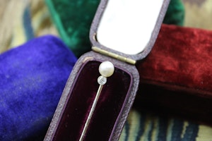 Downstairs at Grays: A very fine Natural Pearl & Diamond, Antique Stick Pin mounted in Platinum, Austrian ,Circa 1910