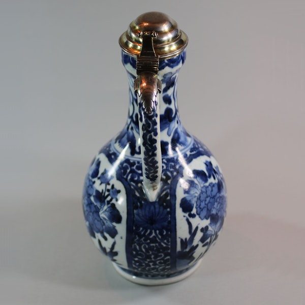 Japanese blue and white Arita ewer, circa 1680, with early mounts - image 2