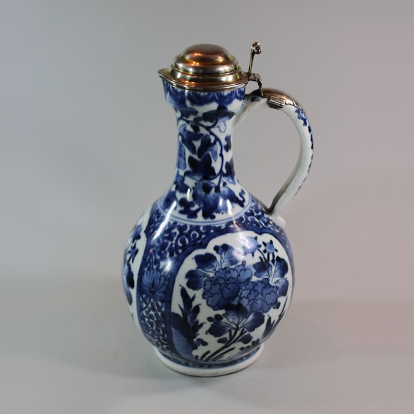 Japanese blue and white Arita ewer, circa 1680, with early mounts - image 3