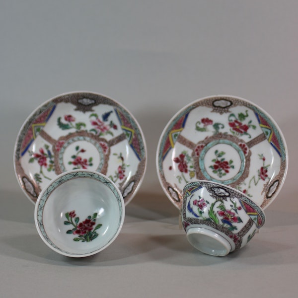 Pair of Chinese famille rose teabowls and saucers, Yongzheng (1723-35) - image 3