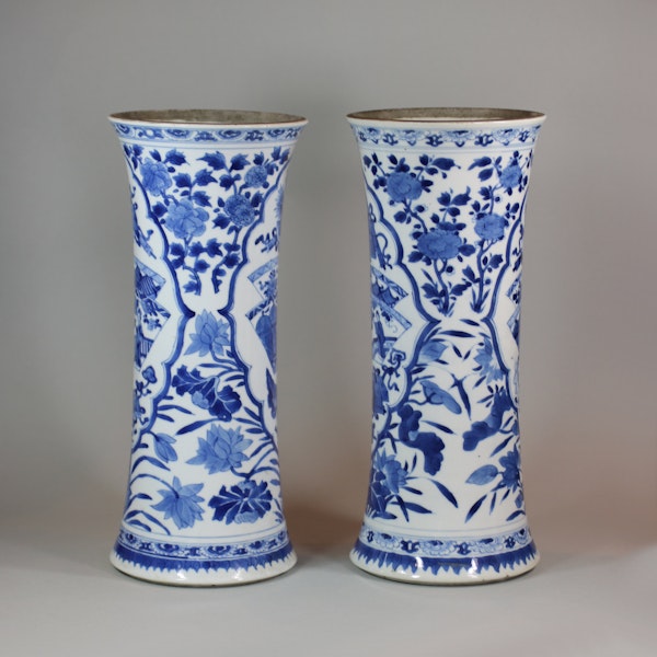 Near pair of Chinese blue and white beaker vases, Kangxi (1662-1722) - image 2