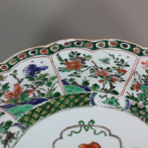 Chinese famille verte ribbed charger, Kangxi (1662-1722) - image 3