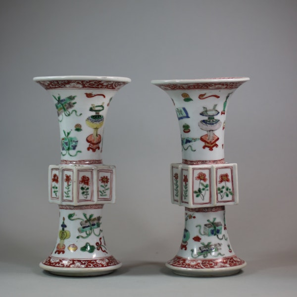 Pair of Chinese famille verte archaistic gu-form vases, Kangxi (1662-1722) - image 3