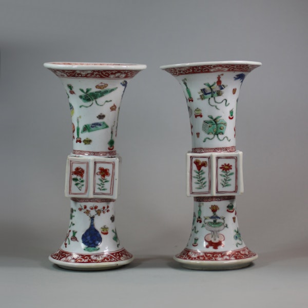 Pair of Chinese famille verte archaistic gu-form vases, Kangxi (1662-1722) - image 4