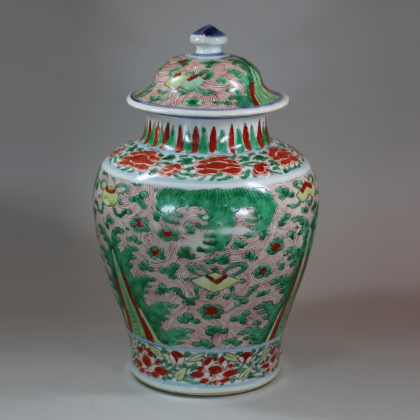 Chinese wucai transitional vase and cover, 17th century - image 2