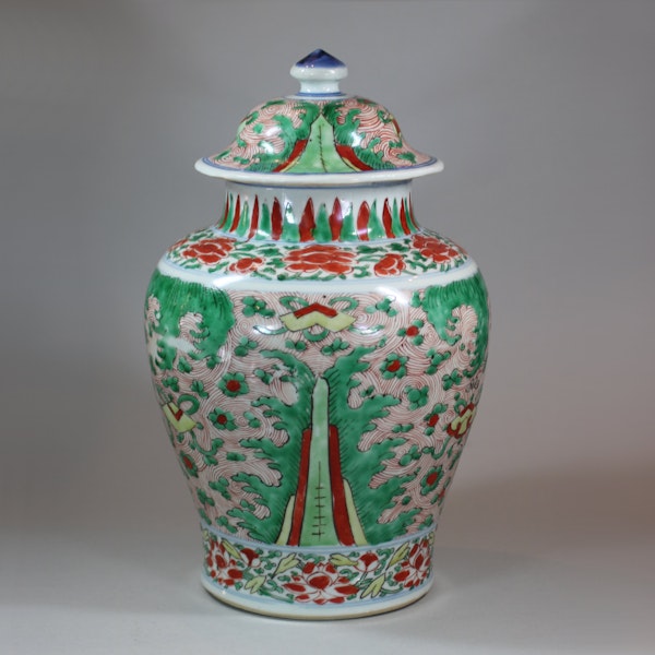 Chinese wucai transitional vase and cover, 17th century - image 1