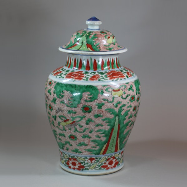 Chinese wucai transitional vase and cover, 17th century - image 3