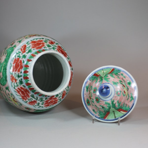Chinese wucai transitional vase and cover, 17th century - image 5