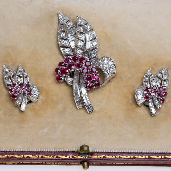 Earrings and brooch set in 18 ct white gold  with diamonds and rubies in fitted Garrards box - image 1