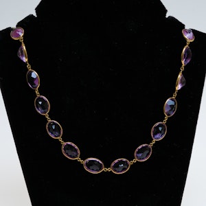 Full size amethyst necklace in 18 ct gold. Total amethysts 250 ct est.