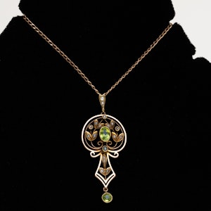 Art Nouveau peridot and pearl articulated pendant