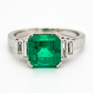 Colombian emerald ring with diamond shoulders. Certificated