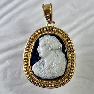 1600 cameo in modern gold mount