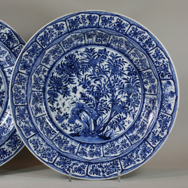 Pair of Chinese blue and white deep dishes, Kangxi (1662-1722) - image 2