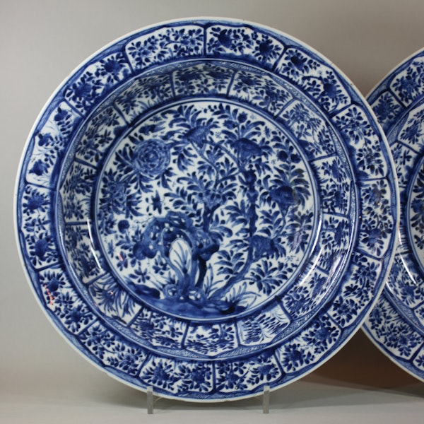 Pair of Chinese blue and white deep dishes, Kangxi (1662-1722) - image 3