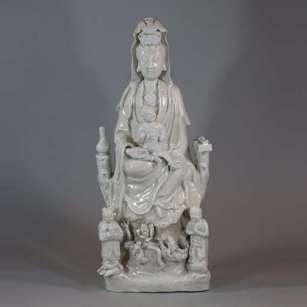 Chinese Dehua figure of Guanyin and her attendants, Kangxi (1662-1722) - image 1