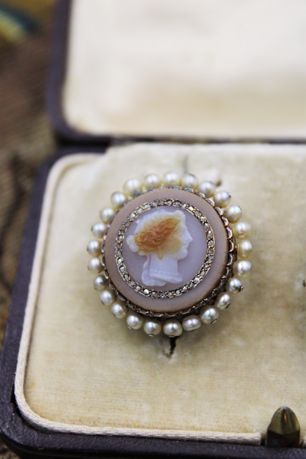 A very fine pair of Hardstone Cameo Earrings set in High Carat Yellow Gold, Circa 1830 - image 2
