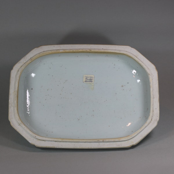 Large Chinese octagonal famille rose tureen and cover, Qianlong (1736-95) - image 4