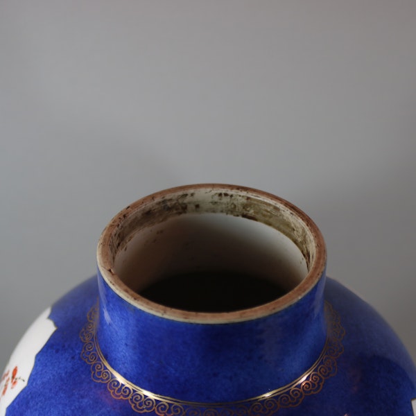 Large Chinese powder blue baluster vase and cover, Kangxi (1662-1722) - image 7