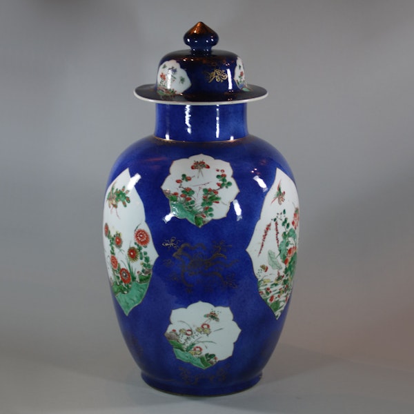 Large Chinese powder blue baluster vase and cover, Kangxi (1662-1722) - image 4