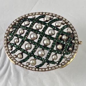 Gold snap with pearls and green paste
