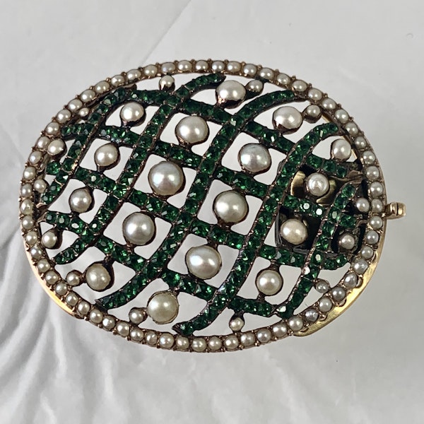 Gold snap with pearls and green paste - image 1