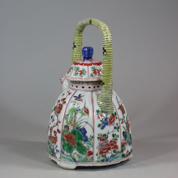 Chinese famille-verte moulded wine pot and cover, Kangxi (1662-1722) - image 5