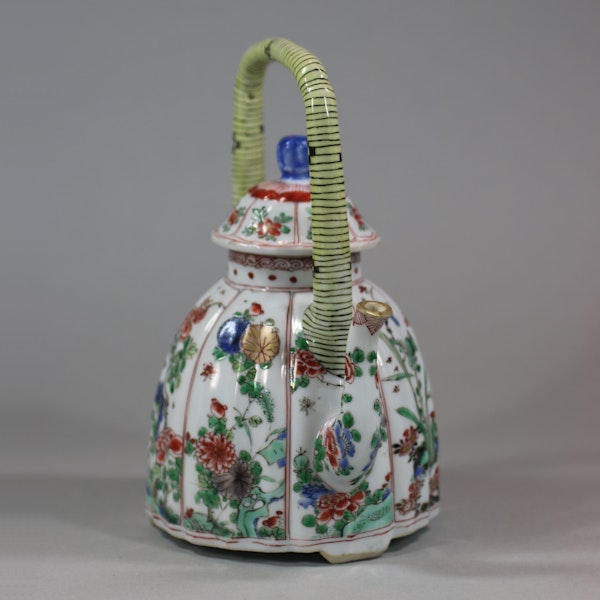 Chinese famille-verte moulded wine pot and cover, Kangxi (1662-1722) - image 7