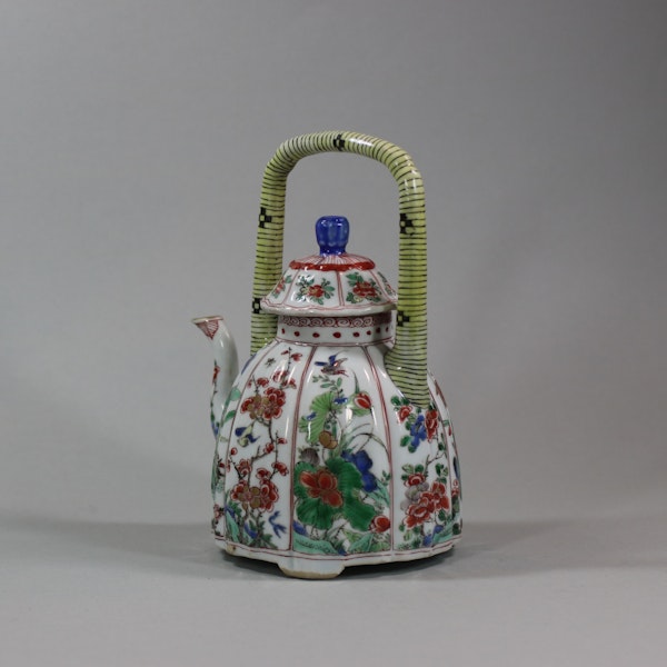 Chinese famille-verte moulded wine pot and cover, Kangxi (1662-1722) - image 6