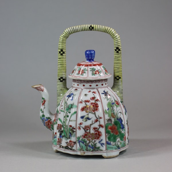 Chinese famille-verte moulded wine pot and cover, Kangxi (1662-1722) - image 2