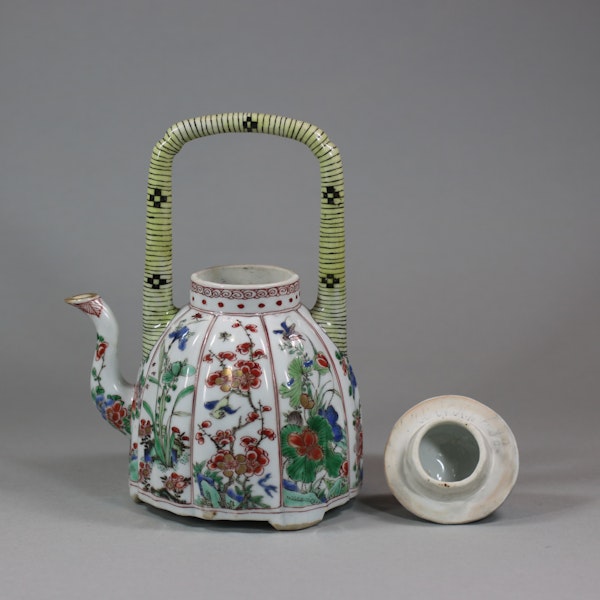 Chinese famille-verte moulded wine pot and cover, Kangxi (1662-1722) - image 3