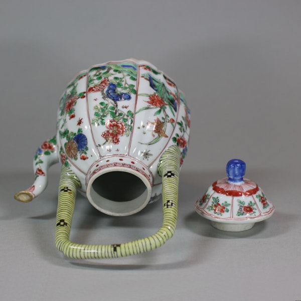 Chinese famille-verte moulded wine pot and cover, Kangxi (1662-1722) - image 4