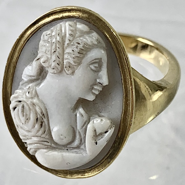 Seventeenth century cameo in later gold ring - image 1