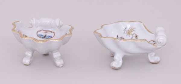 A PAIR OF RARE CHINESE FAMILLE ROSE ARMORIAL SALTS WITH GRIPENBERG COAT OF ARMS, QIANLONG (1736-1795) - image 3