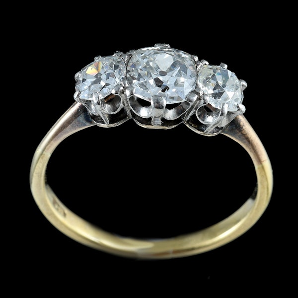  MM6272r Victorian three stone 18ct yellow gold ring with cushion old cut diamonds 1890c - image 2