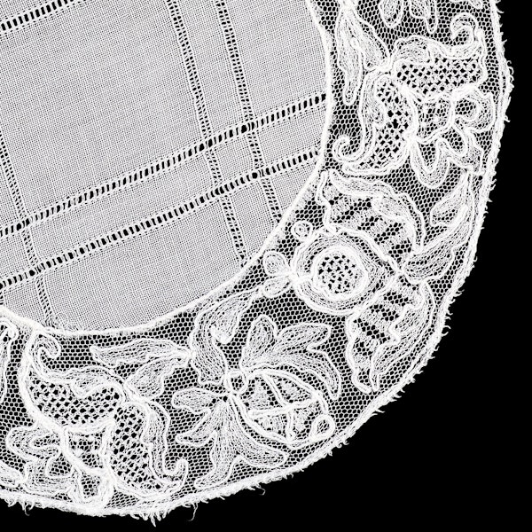 Set 5 fine mats-embroidered edge and drawn thread centre 27cm diameter - image 1