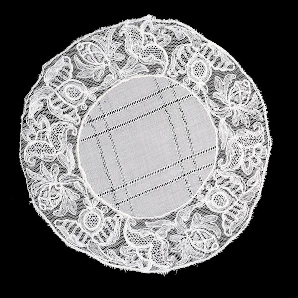 Set 5 fine mats-embroidered edge and drawn thread centre 27cm diameter - image 2
