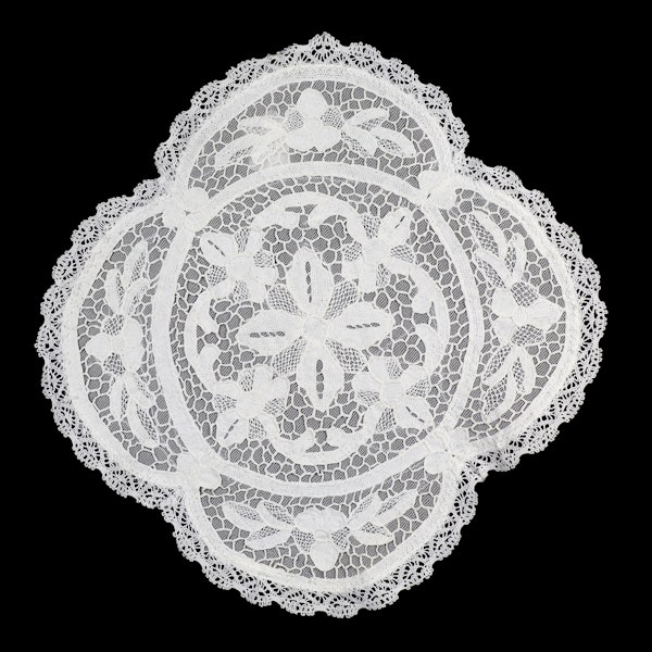 Round table centre or tray cloth ,hand worked filet lace with net backing and bobbin lsce edging 42cm diameter - image 2
