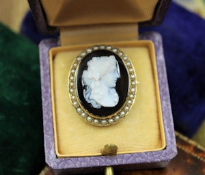 Downstairs at Grays: A very fine Antique Hardstone & Natural Pearl Cameo Brooch in 15ct Yellow Gold, Circa 1870-1880.