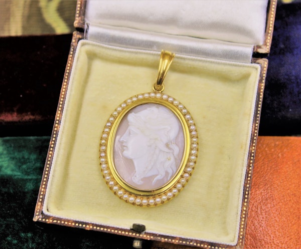A very fine High Carat Yellow Gold Oval Shell Cameo and Pearl Pendant, Inscribed 1808 - image 1