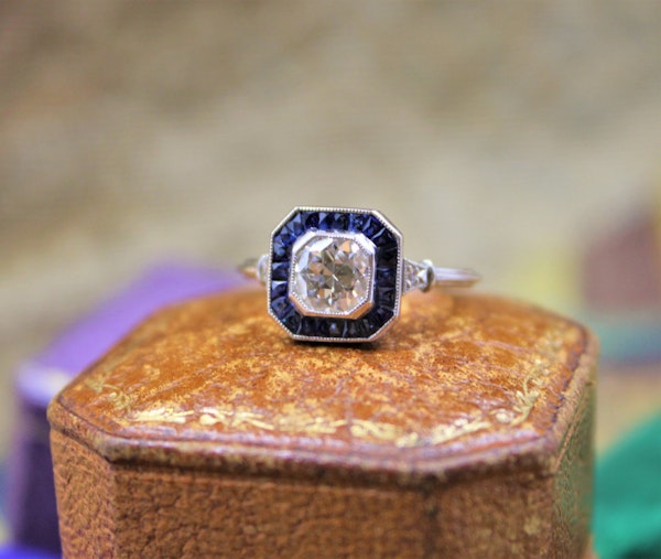A very fine 0.85ct Diamond & Sapphire Target Ring mounted in Platinum, English, Circa 1920-1930 - image 1