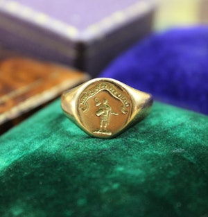 A very fine Signet Ring with Roman Centurion Intaglio Carving in 18ct Yellow Gold, English, Circa  1908