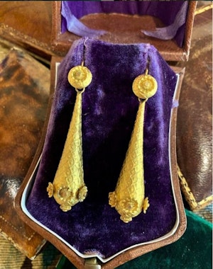 Downstairs at Grays: A very fine pair of Georgian "Day & Night" Torpedo Drop Earrings set in High Carat Yellow Gold, English, Circa 1780