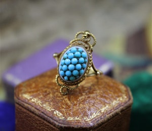 Downstairs at Grays: A very fine Victorian Turquoise Serpentine Cluster Ring set in 18ct Yellow Gold, English, Circa 1880