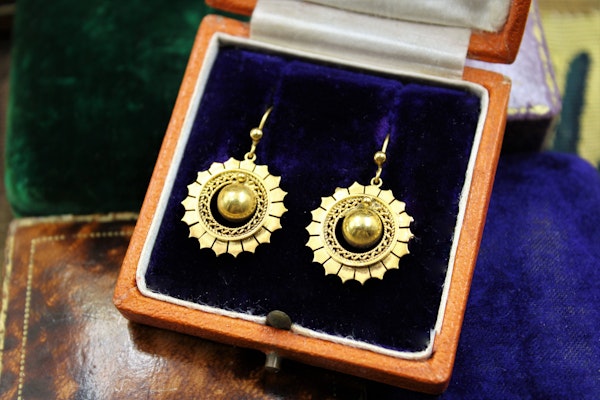 A very fine pair of Victorian Drop Earrings set in 15ct Yellow gold (tested), English, Circa 1900 - image 1