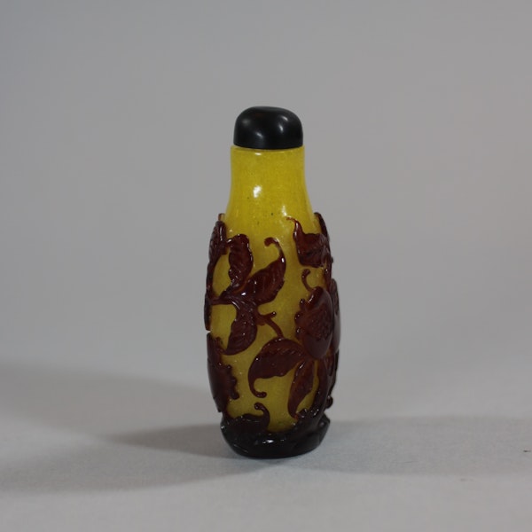Rare Chinese red-overlay yellow glass snuff bottle, Qing dynasty, 19th Century - image 2
